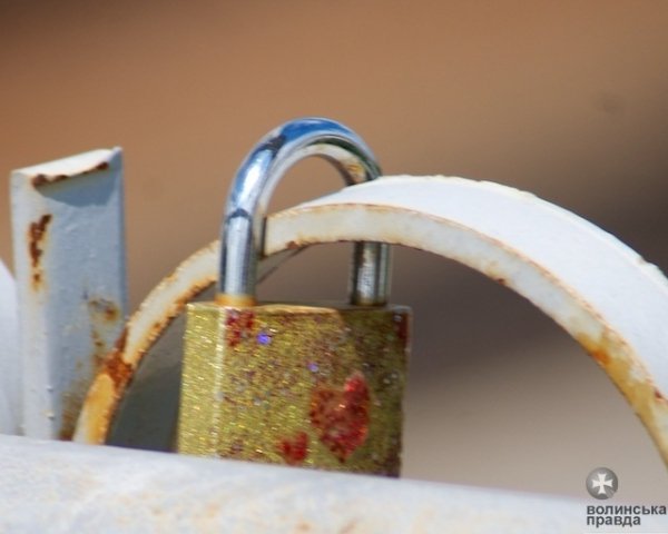 «Міст Кривицького» у Луцьку перетворюють у «міст кохання». ФОТО