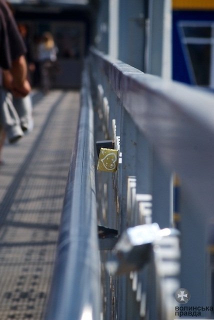 «Міст Кривицького» у Луцьку перетворюють у «міст кохання». ФОТО
