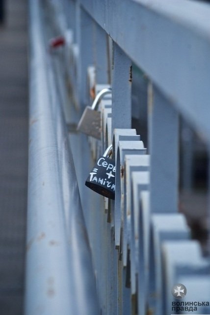 «Міст Кривицького» у Луцьку перетворюють у «міст кохання». ФОТО