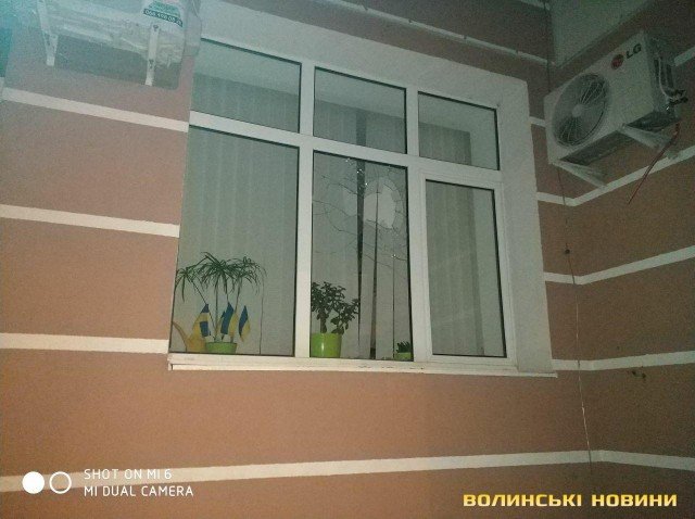 Вікна луцьких муніципалів вночі потрощили камінням. ФОТО, ВІДЕО