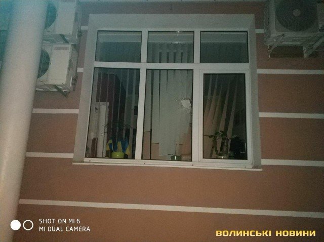 Вікна луцьких муніципалів вночі потрощили камінням. ФОТО, ВІДЕО