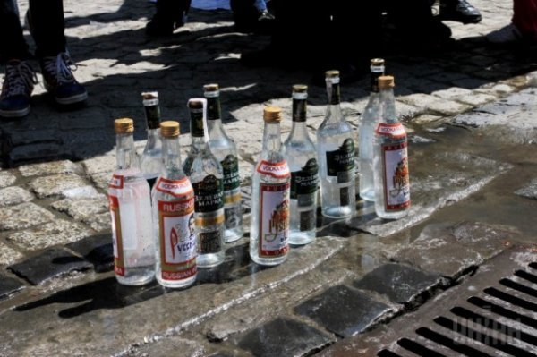 Львів’яни вилили російську горілку в каналізацію. ФОТО