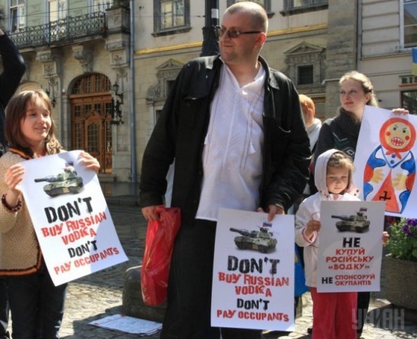 Львів’яни вилили російську горілку в каналізацію. ФОТО