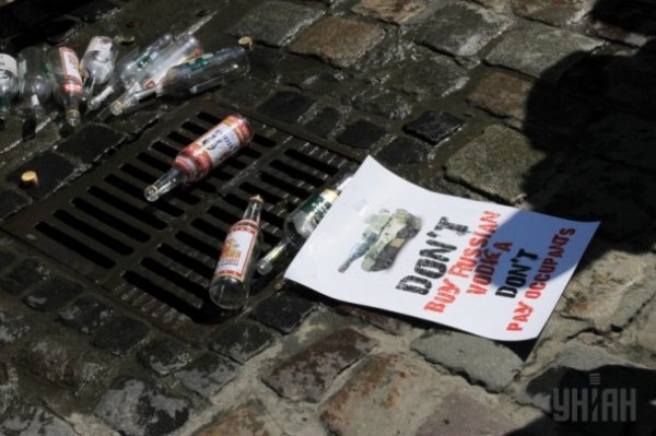 Львів’яни вилили російську горілку в каналізацію. ФОТО