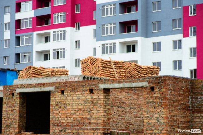 У Луцьку продовжують зводити яскраві оселі у ЖК «Caramel Residence». ФОТО*