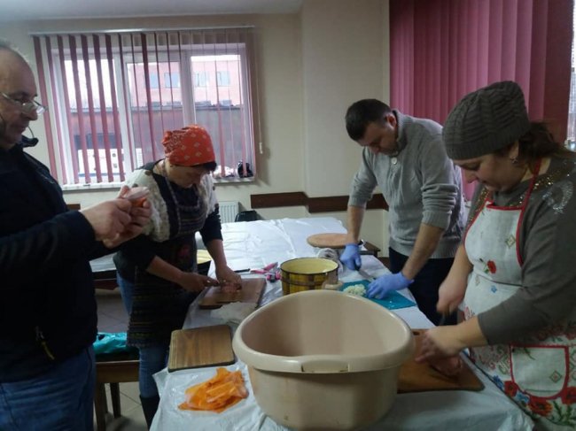 Лучани передали військовим більше 100 кілограмів салату «Олів'є». ФОТО