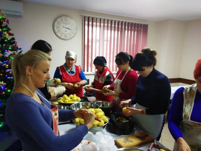 Лучани передали військовим більше 100 кілограмів салату «Олів'є». ФОТО