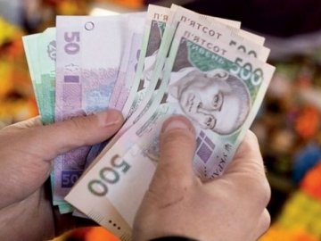 Середня зарплата в Україні зросла до 8725 гривень