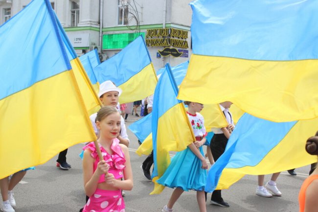 Луцьком пройшла урочиста хода школярів-гуртківців. ФОТО