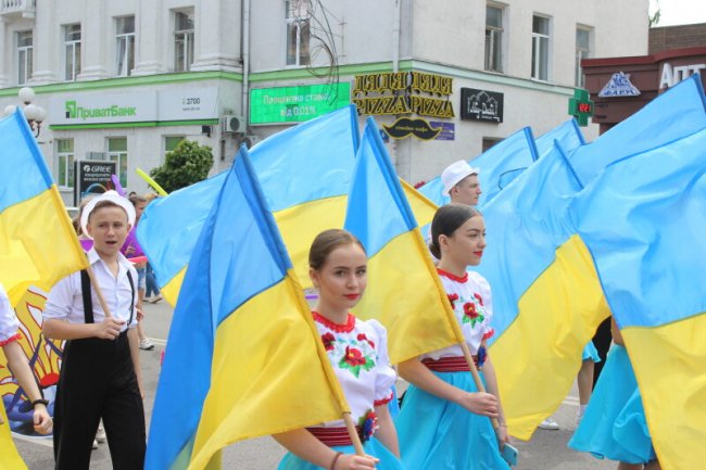 Луцьком пройшла урочиста хода школярів-гуртківців. ФОТО