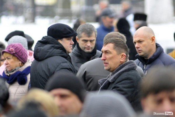 Фото прощання з міським головою Луцька Миколою Романюком