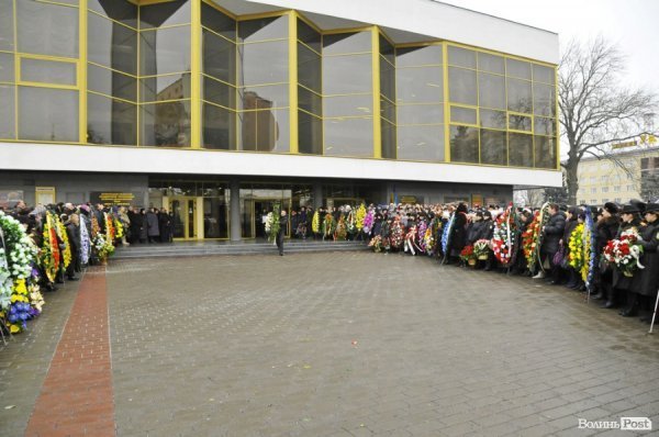 Фото прощання з міським головою Луцька Миколою Романюком