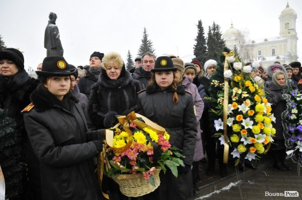 Фото прощання з міським головою Луцька Миколою Романюком