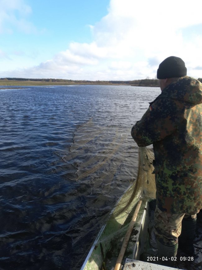 Небайдужі «здали» браконьєрів, які ловили рибу на Стиру у Луцьку