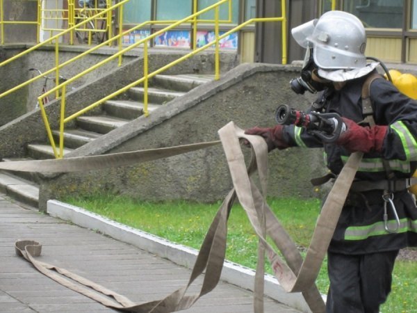 Рятувальники вчилися гасити пожежу в лікарні. ФОТО. ВІДЕО