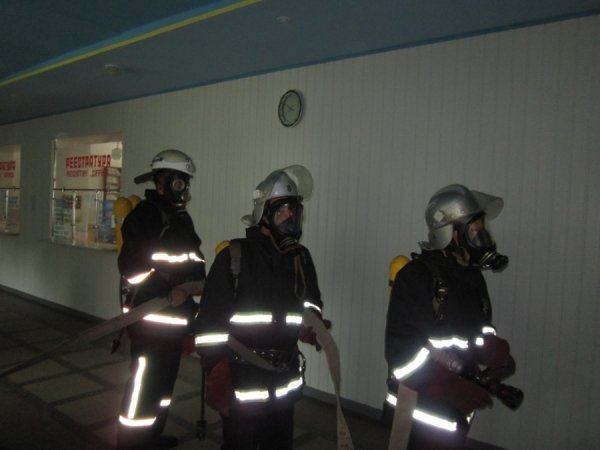 Рятувальники вчилися гасити пожежу в лікарні. ФОТО. ВІДЕО