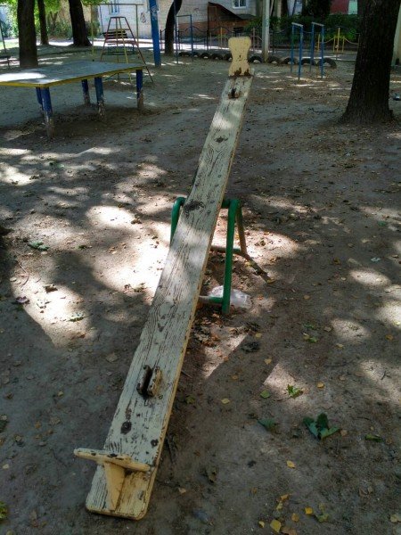 У Луцьку просять відремонтувати занедбаний дитмайданчик