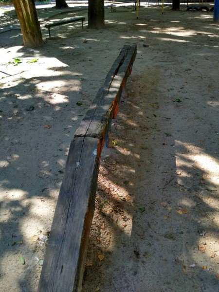 У Луцьку просять відремонтувати занедбаний дитмайданчик