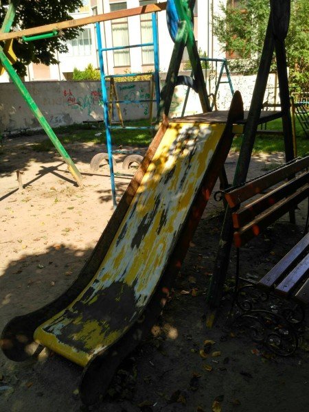 У Луцьку просять відремонтувати занедбаний дитмайданчик
