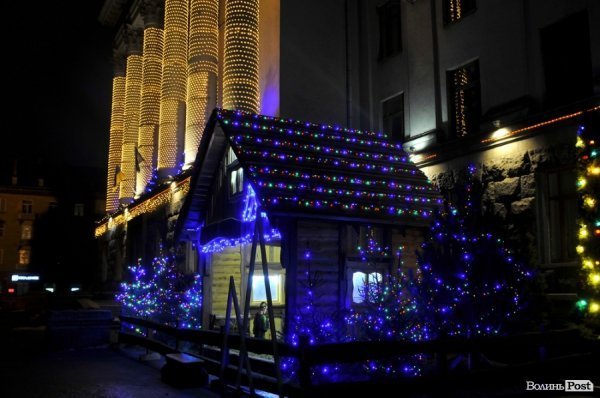 Нічна краса в Луцьку: головний корпус СНУ