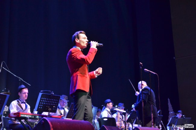 Новорічні хіти та казкова енергетика: як лучан розважали LeoBand Orchestra. ФОТОРЕПОРТАЖ