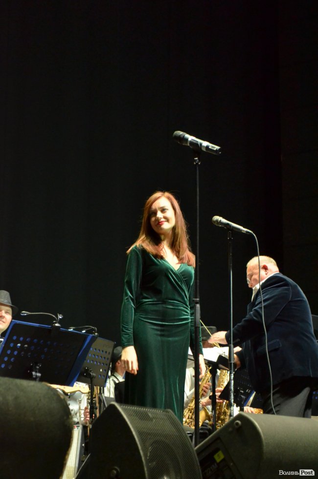 Новорічні хіти та казкова енергетика: як лучан розважали LeoBand Orchestra. ФОТОРЕПОРТАЖ