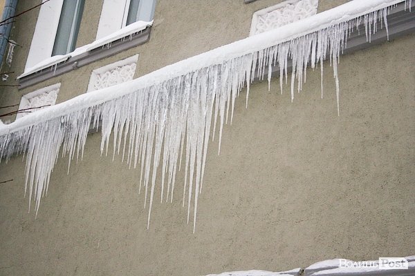 Лучани вигрібаються з-під снігу. ФОТО