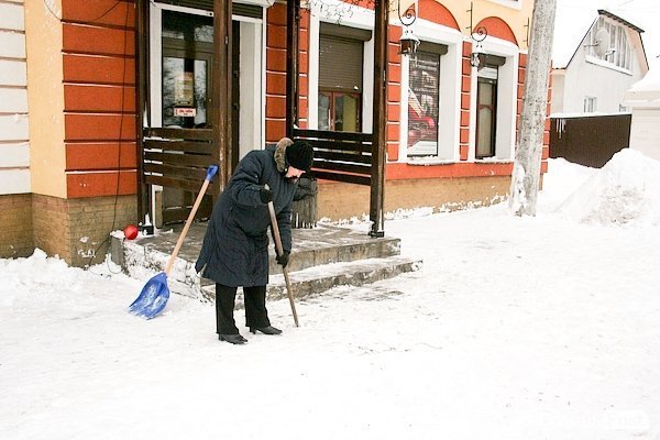 Лучани вигрібаються з-під снігу. ФОТО