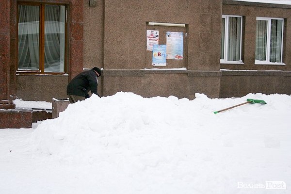 Лучани вигрібаються з-під снігу. ФОТО