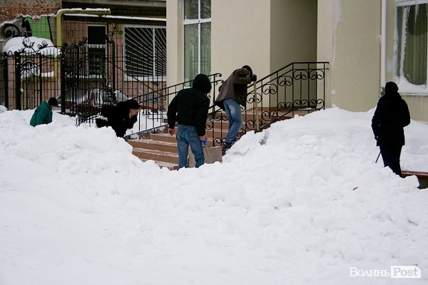 Лучани вигрібаються з-під снігу. ФОТО
