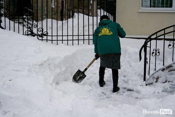 Лучани вигрібаються з-під снігу. ФОТО