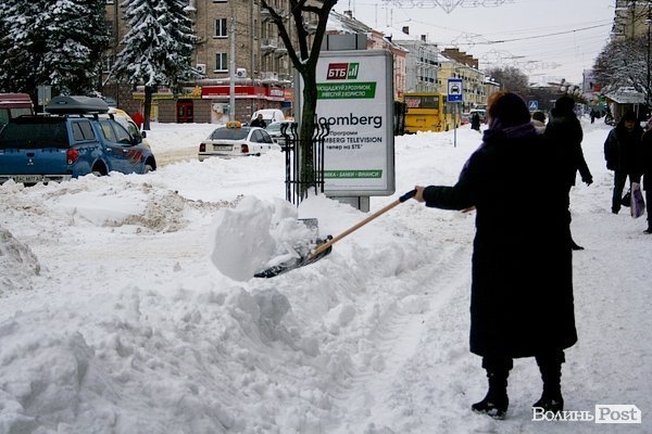 Лучани вигрібаються з-під снігу. ФОТО