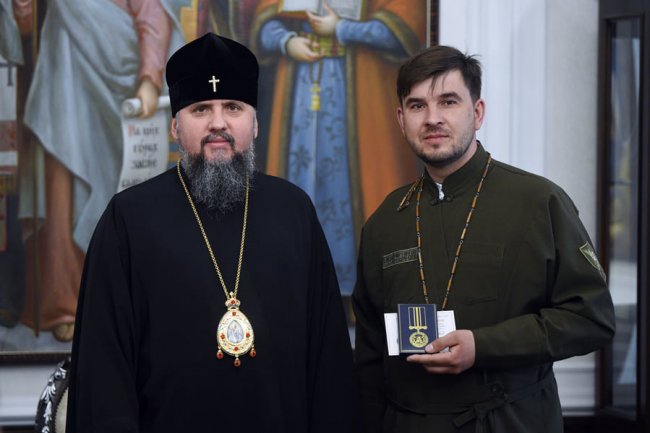 Митрополит Епіфаній нагородив медаллю капелана луцьких нацгвардійців