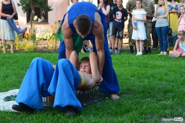 Гопак на битому склі: у Луцьку козачата показали елементи козацького характерництва. ФОТО. ВІДЕО