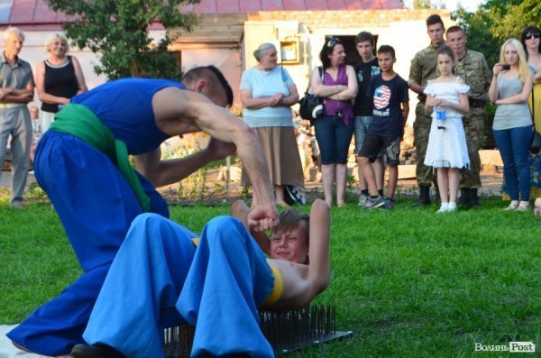 Гопак на битому склі: у Луцьку козачата показали елементи козацького характерництва. ФОТО. ВІДЕО