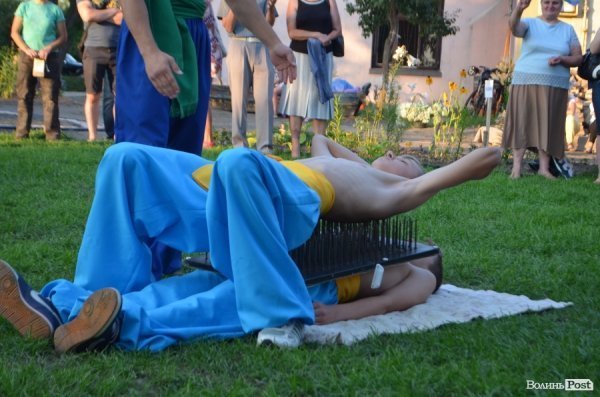 Гопак на битому склі: у Луцьку козачата показали елементи козацького характерництва. ФОТО. ВІДЕО