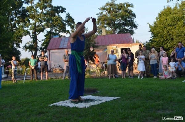 Гопак на битому склі: у Луцьку козачата показали елементи козацького характерництва. ФОТО. ВІДЕО