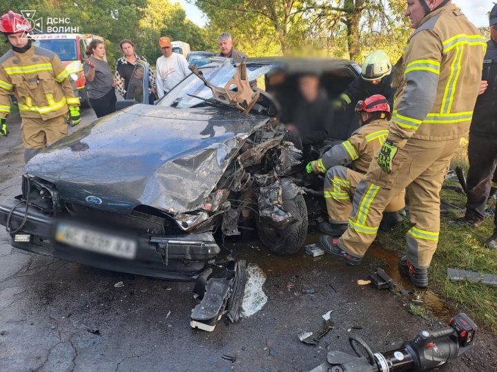 На Волині рятувальники деблокували водія з понівеченого авто