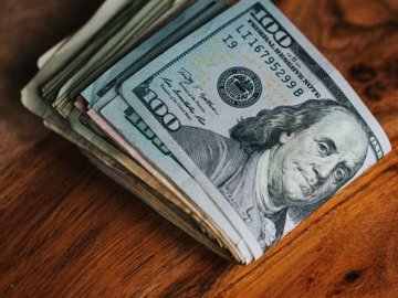 Скільки коштує валюта у Луцьку станом на 15 квітня