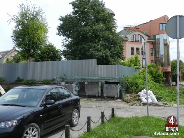 Поблизу готелю «Залескі» колись знаходився будинок Тутковського – одного із основоположників української географії і геології. Зараз територія обгороджена парканом і заросла зеленню