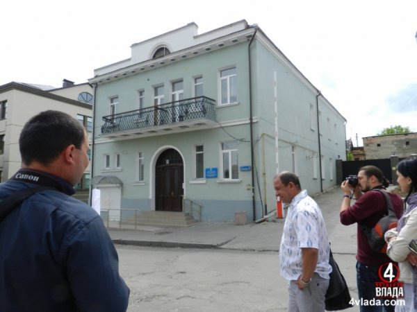 Колишній готель. За словами краєзнавців, він був одним із найбільших в місті. Цьому будинку більше 100 років. Нині тут відділення Пенсійного фонду України, а його адреса - вул. Кривий Вал, 32