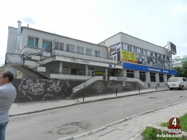  Колись у цей будинок на вулиці Кривий вал, 30, влучила бомба. За словами істориків, він проектувався під кафе