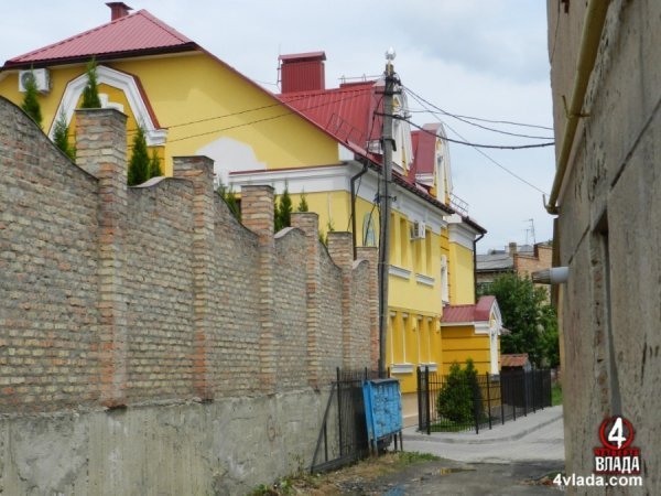  Новий будинок поблизу готелю «Залескі», який зведений, за словами краєзнавців, без проведення археології на території