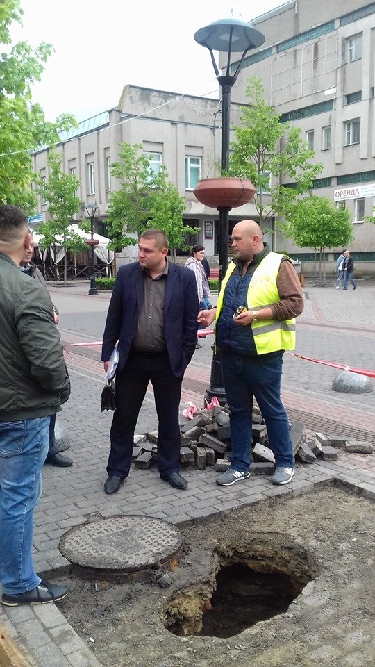 У центрі Луцька виявили величезне провалля. ФОТО