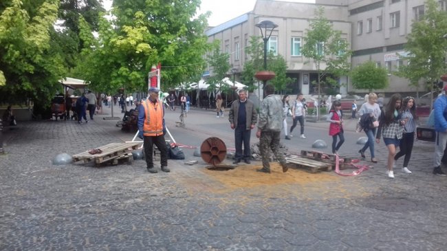 У центрі Луцька виявили величезне провалля. ФОТО