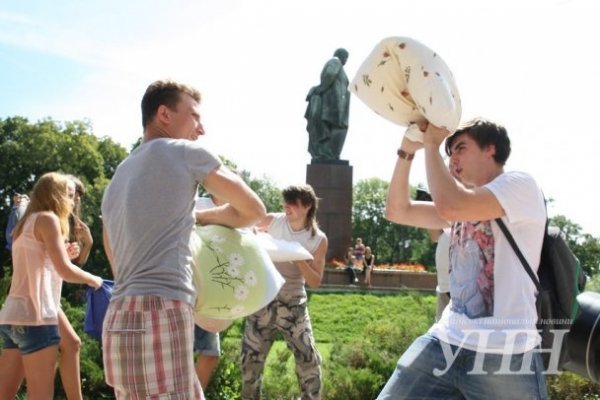 У Києві молодь билася подушками. ФОТО