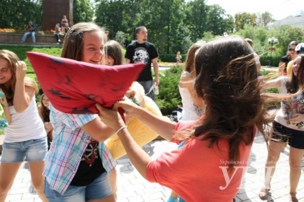 У Києві молодь билася подушками. ФОТО