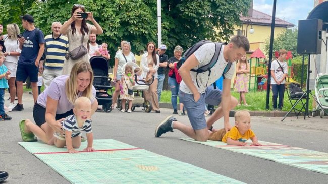 «Забіг у повзунках»: у місті на Волині організували змагання серед малюків