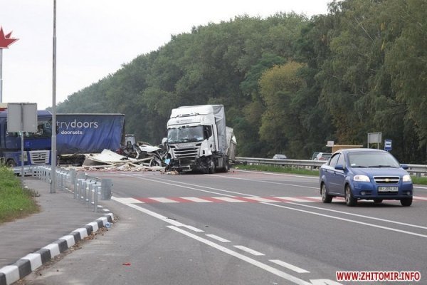 Зіткнення чотирьох фур на Житомирщині. ФОТО. ВІДЕО