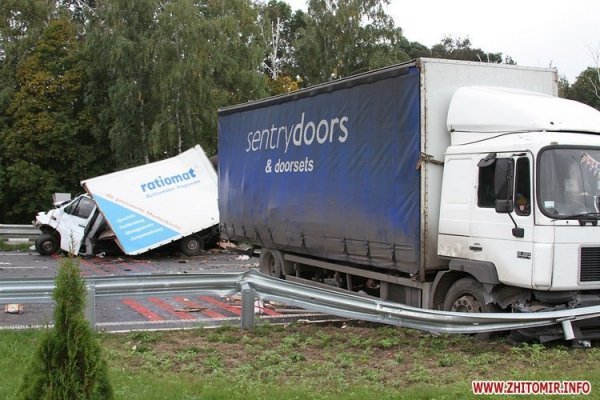 Зіткнення чотирьох фур на Житомирщині. ФОТО. ВІДЕО